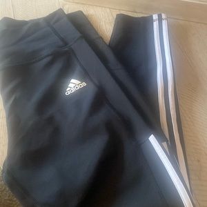 Adidas legging side pocket on one side